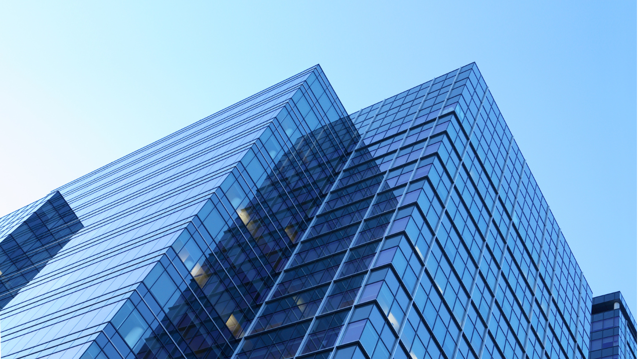 ناطحات السحاب الزجاجية والفولاذية: تطور البناء العالي في الشرق الأوسط